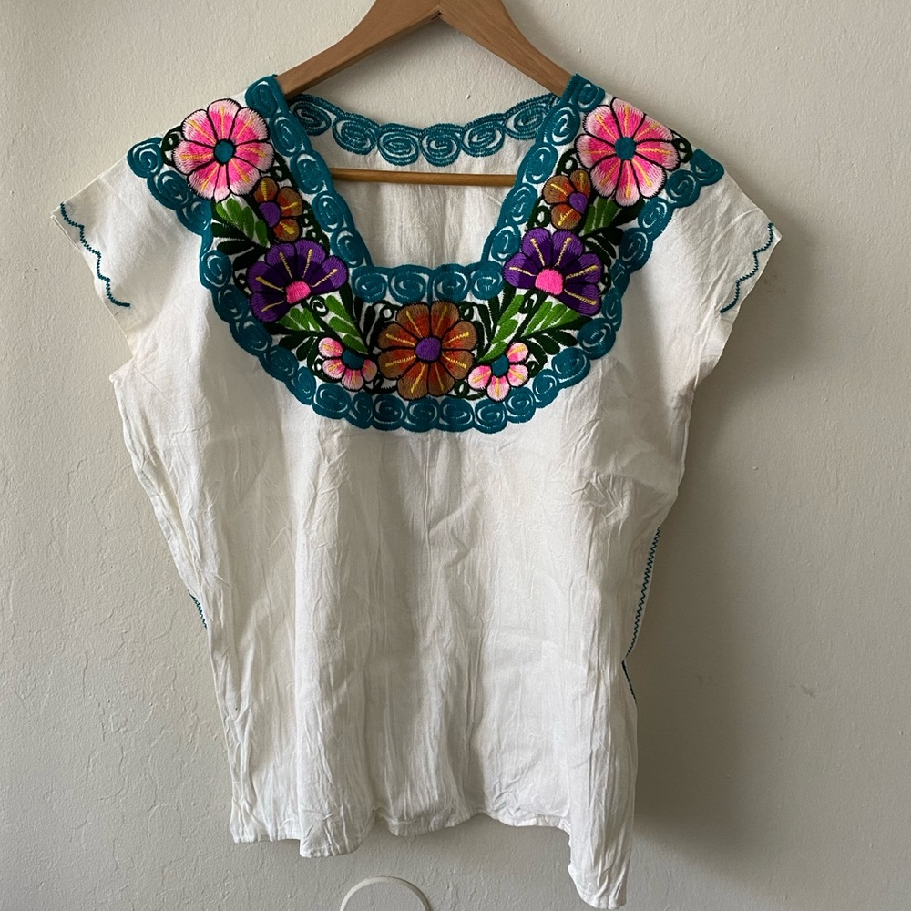 Women’s Mexican embroidered top 💜